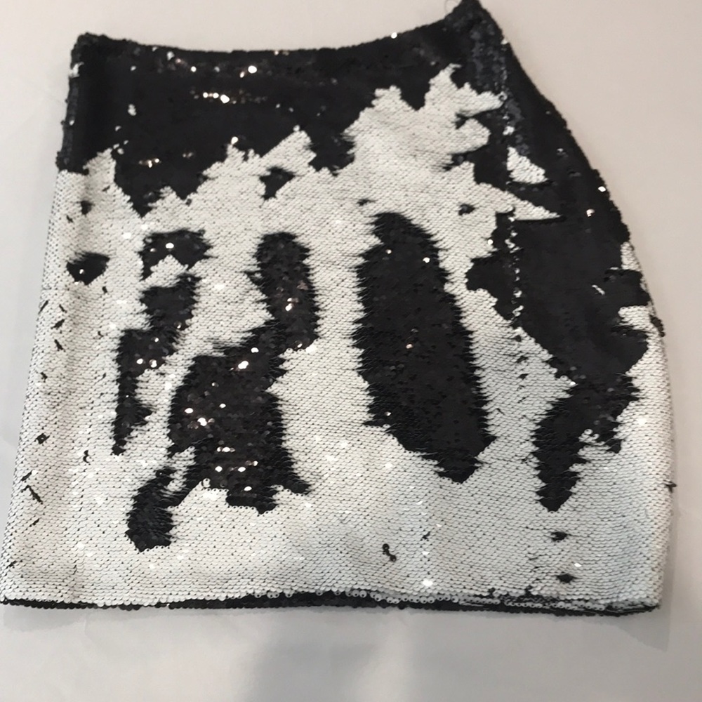 Black and white transforming sequin mini skirt!